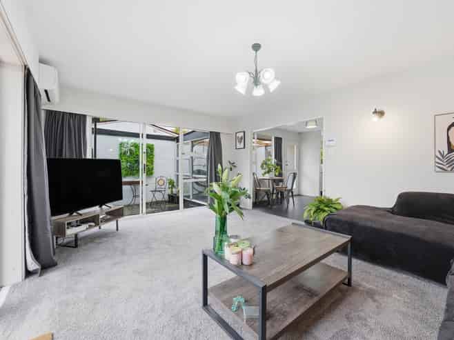 1/106 Lake Terrace Road, Burwood