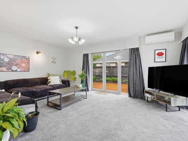 1/106 Lake Terrace Road, Burwood