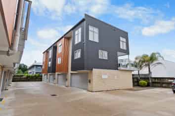 4/9 Vialou Street, Hamilton Central