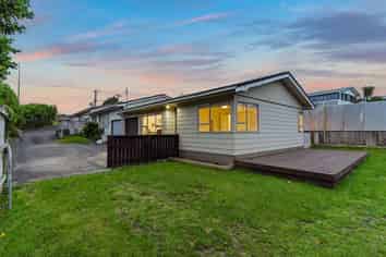 3/100 Royal Road, Massey