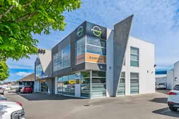 TOP FLOOR TAKEOVER + 7 PARKS – VACANT NOW