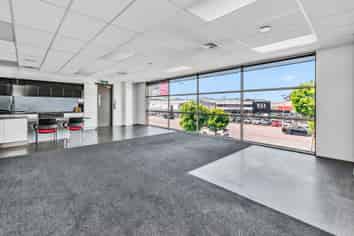 TOP FLOOR TAKEOVER + 7 PARKS – VACANT NOW