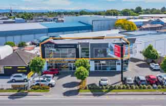 TOP FLOOR TAKEOVER + 7 PARKS – VACANT NOW