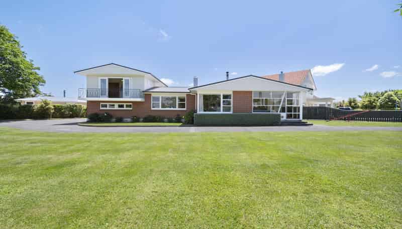 6 High Street, Bulls