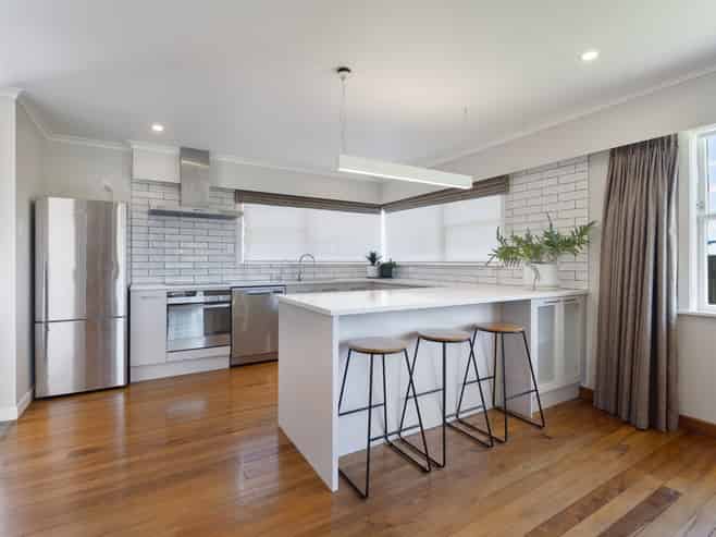 6 High Street, Bulls