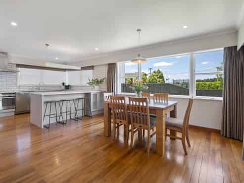 6 High Street, Bulls