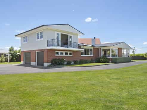 6 High Street, Bulls