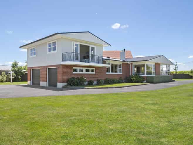 6 High Street, Bulls