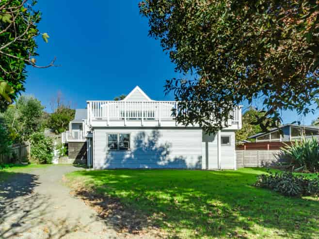 11 Hicks Crescent, Waikanae Beach