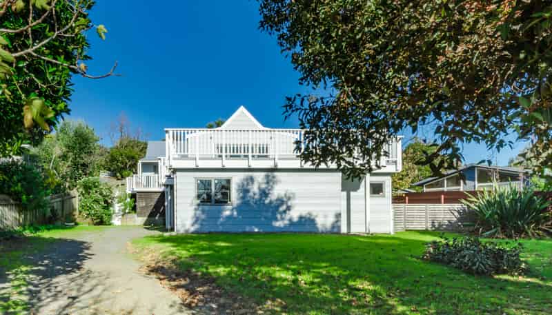 11 Hicks Crescent, Waikanae Beach