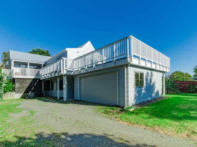 11 Hicks Crescent, Waikanae Beach