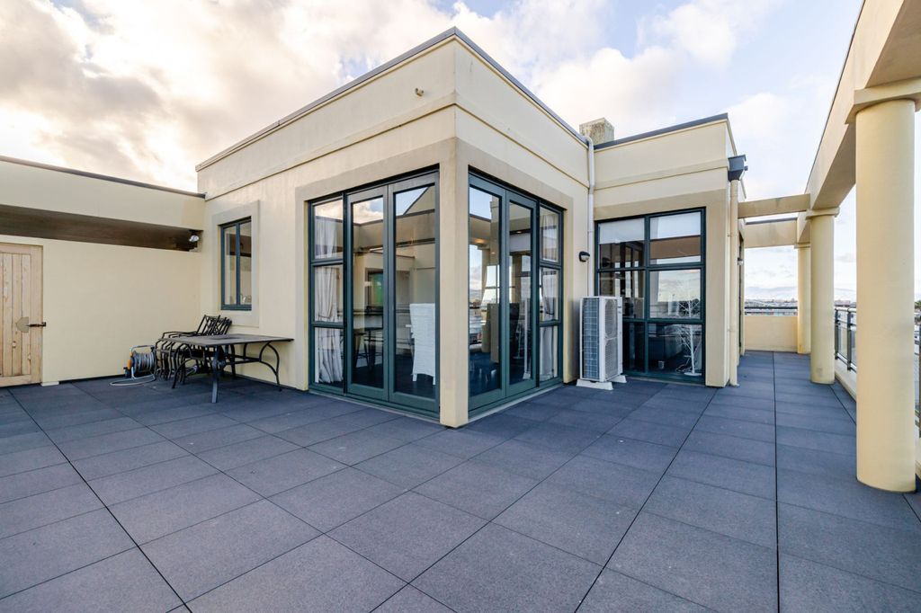 THE ART OF CAREFREE LIVING IN A GREAT LOCATION 1
