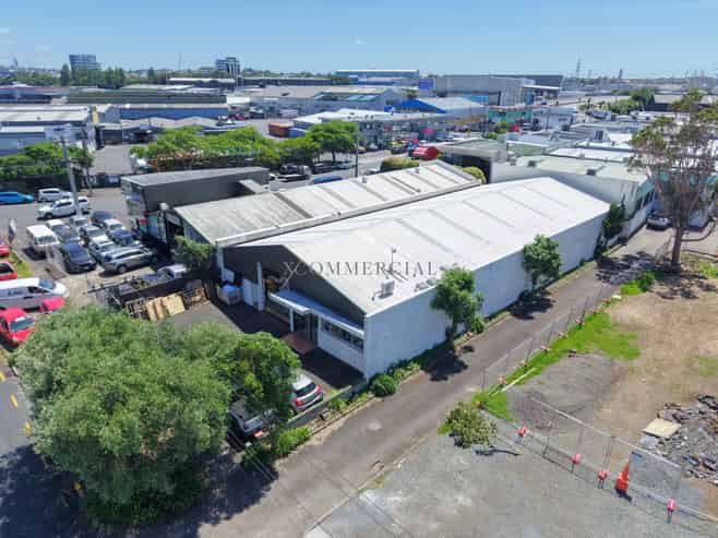 Minimal Office on Olive Road 