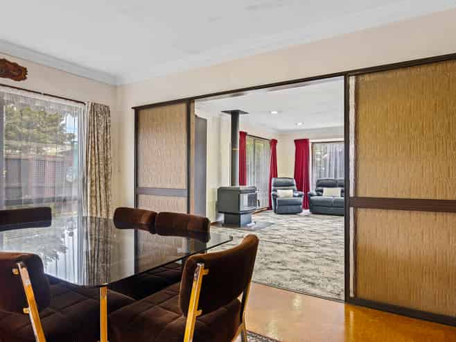 15 Yellowstone Crescent, Burwood