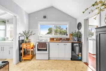 102 Pacific Drive, Southbridge