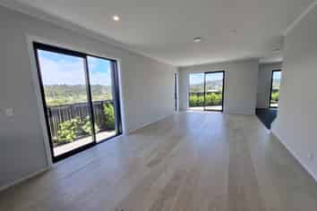 3 Te Ara Tu Para, Albany