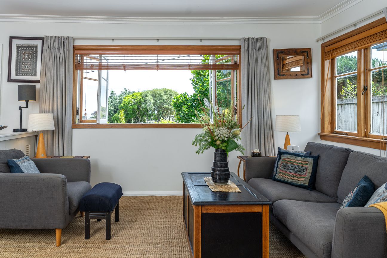 Stunning Water Views & A Beautiful Setting - Aanzicht 3