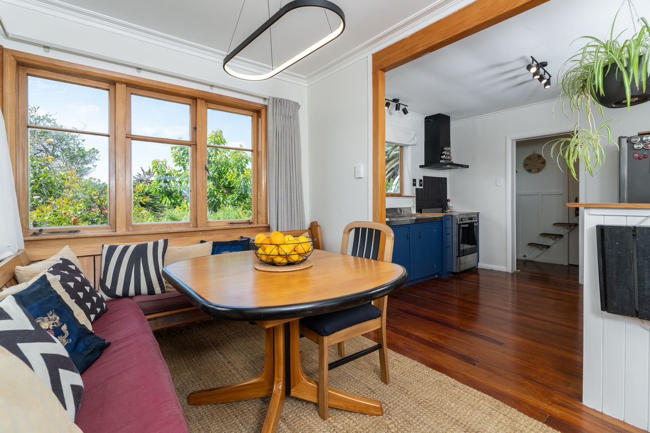 Stunning Water Views & A Beautiful Setting - Meer