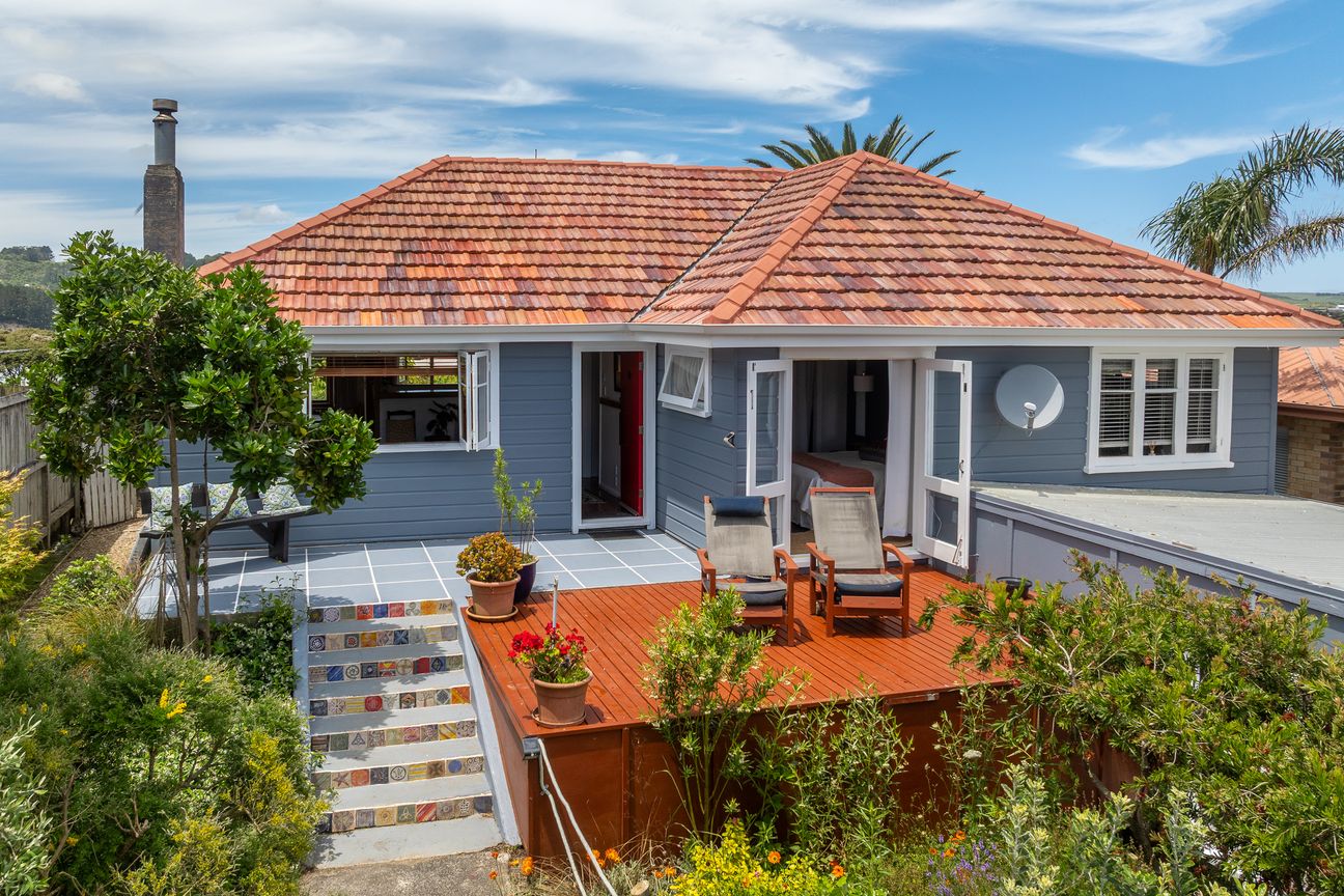 Stunning Water Views & A Beautiful Setting - Aanzicht 2