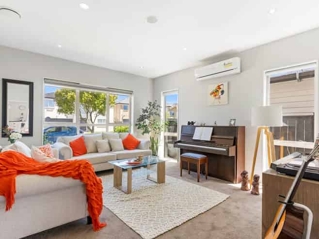 10 Rosewell Crescent, Flat Bush