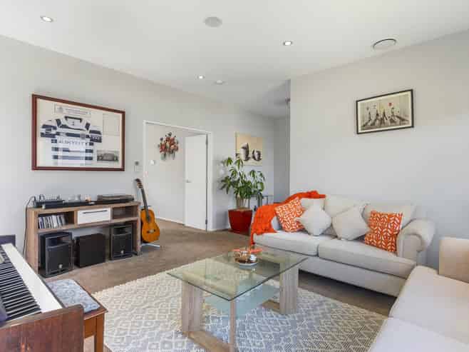 10 Rosewell Crescent, Flat Bush