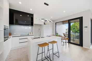 6 Beach Road, Te Atatu Peninsula