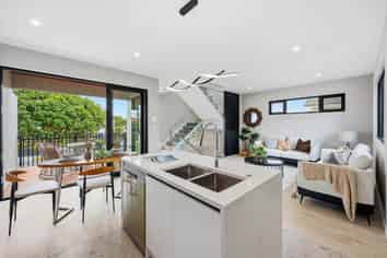 6 Beach Road, Te Atatu Peninsula