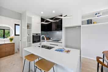 6 Beach Road, Te Atatu Peninsula