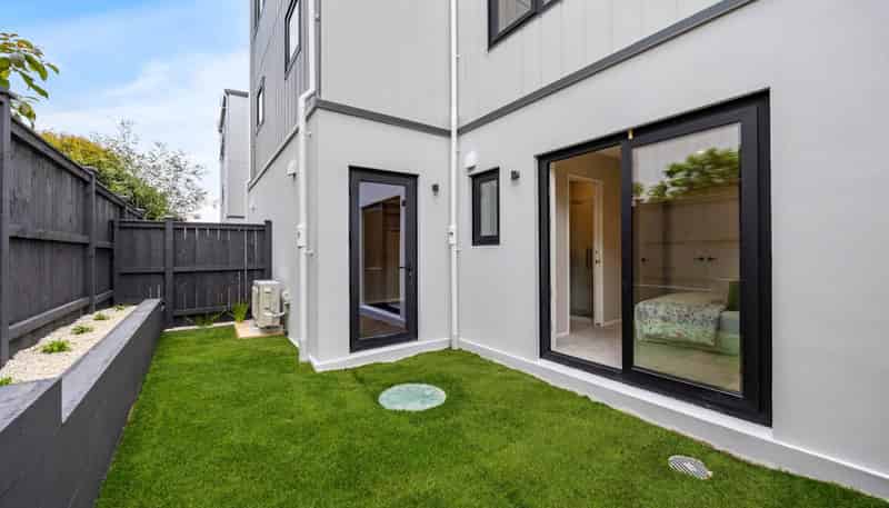 6 Beach Road, Te Atatu Peninsula