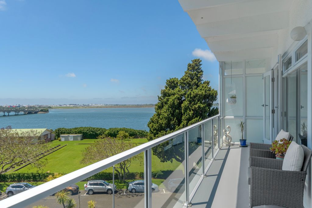 Security, sun and a stunning sea view 4
