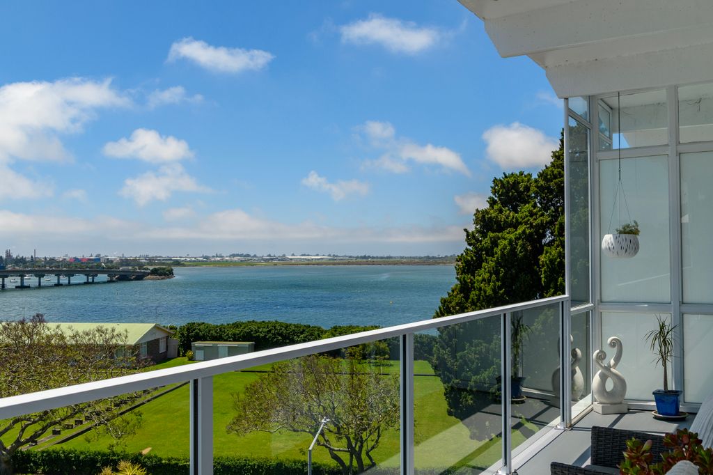 Security, sun and a stunning sea view 1