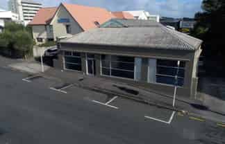 Ground floor office, car parks in top location