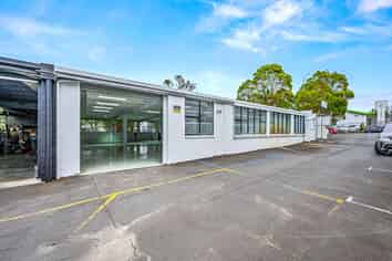 ROAD FRONTAGE WAREHOUSE - ST JOHNS
