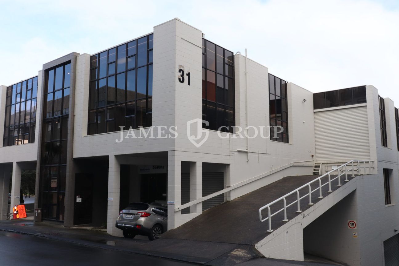 A RARE FIND | 300M² WAREHOUSE AND OFFICE - Vista 3