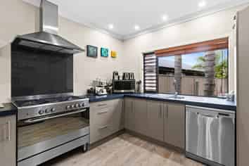 6 Lowry Place, Frimley