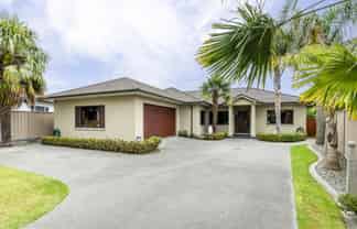 6 Lowry Place, Frimley