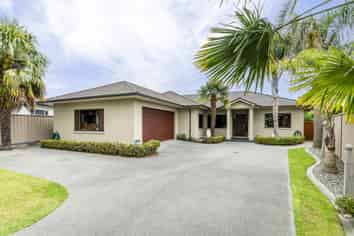 6 Lowry Place, Frimley