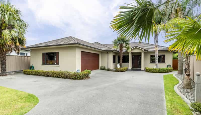 6 Lowry Place, Frimley