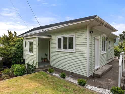 16 Waru Street, Khandallah