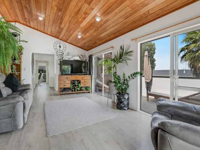 6a St James Avenue, Helensville