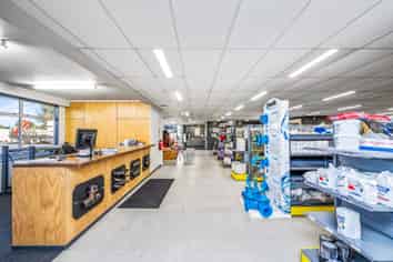 Modern Takanini Warehouse + Yard