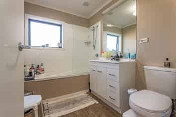 54A Shamrock Street, Takaro