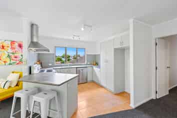 19b Landow Place (off Parrs Cross Road), Henderson