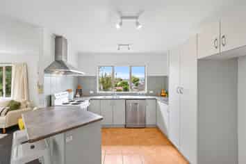 19b Landow Place (off Parrs Cross Road), Henderson