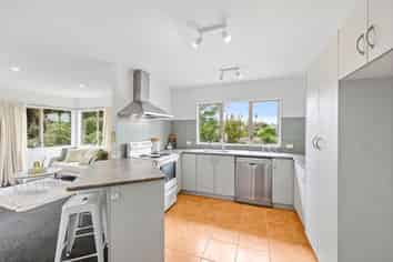 19b Landow Place (off Parrs Cross Road), Henderson