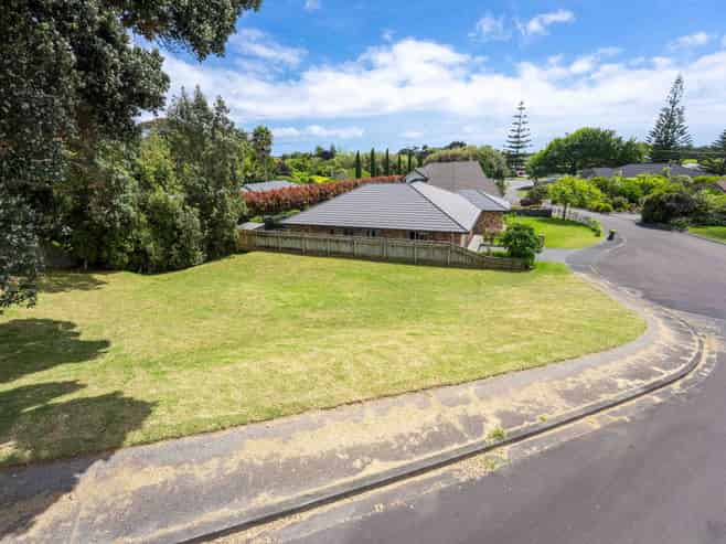 7 Fairway Oaks Drive, WAIKANAE BEACH