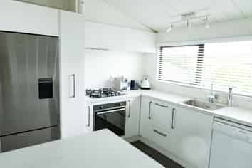 19 Pyatt Crescent, Saint Johns