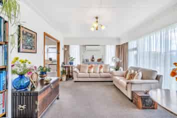 586 Tay street, Hawthorndale