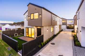 7/4 Bingara Place, Favona