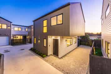 7/4 Bingara Place, Favona